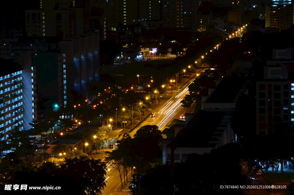 城市夜间街道灯火景观