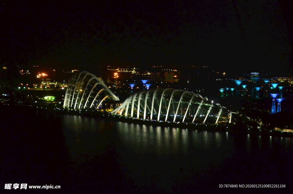 夜晚璀璨灯光下的桥梁景观