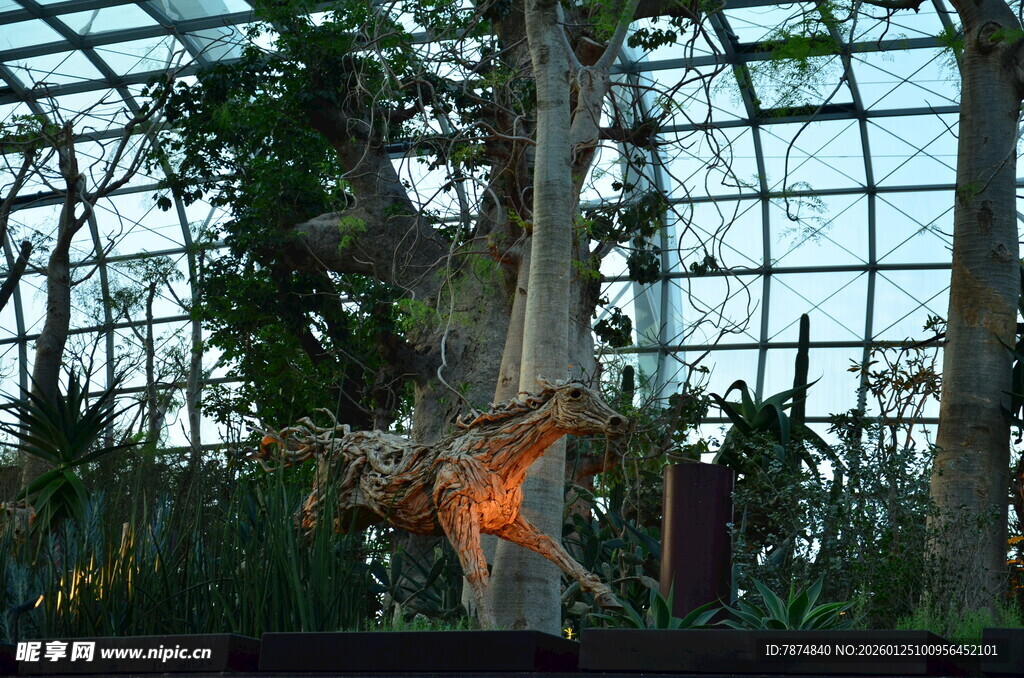 温室中的恐龙雕塑景观