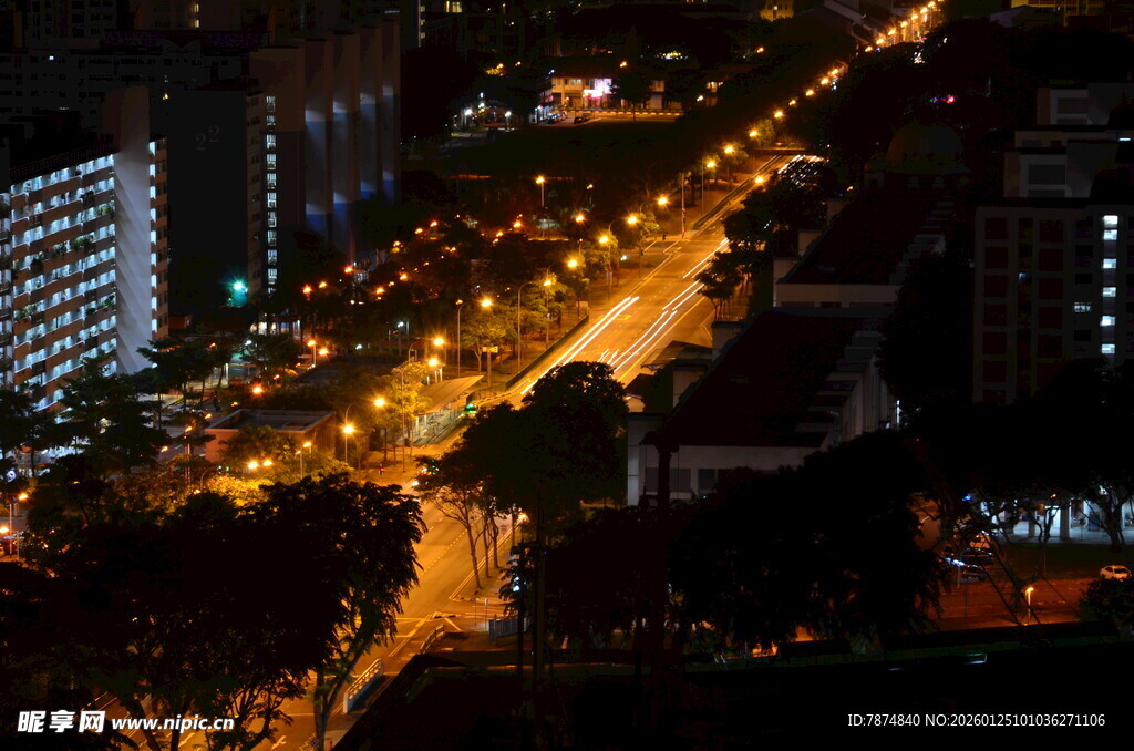 城市夜景中的璀璨道路