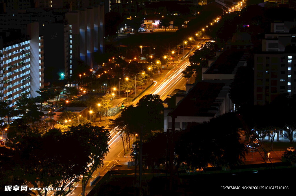 城市夜景中的璀璨道路
