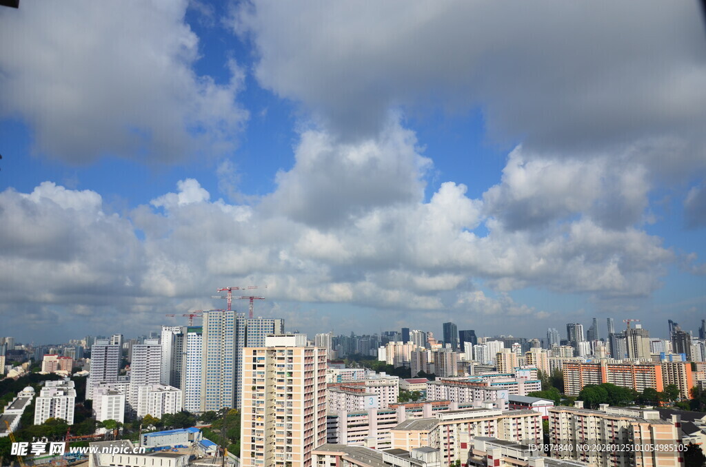 城市天际线与蓝天白云