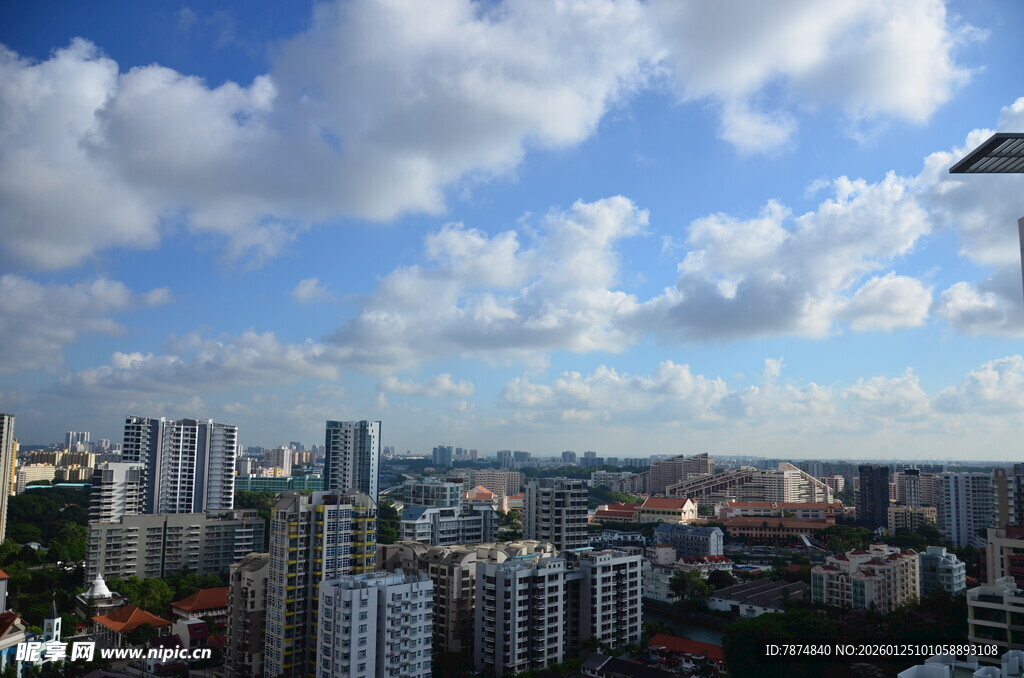 城市天际线与蓝天白云景观