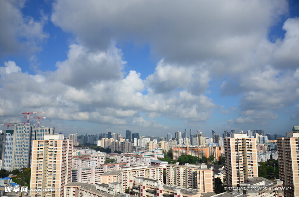 城市天际线 蓝天白云相伴