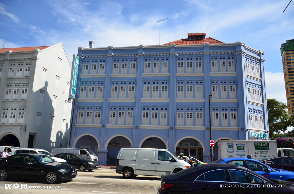 蓝白建筑前的街道景象