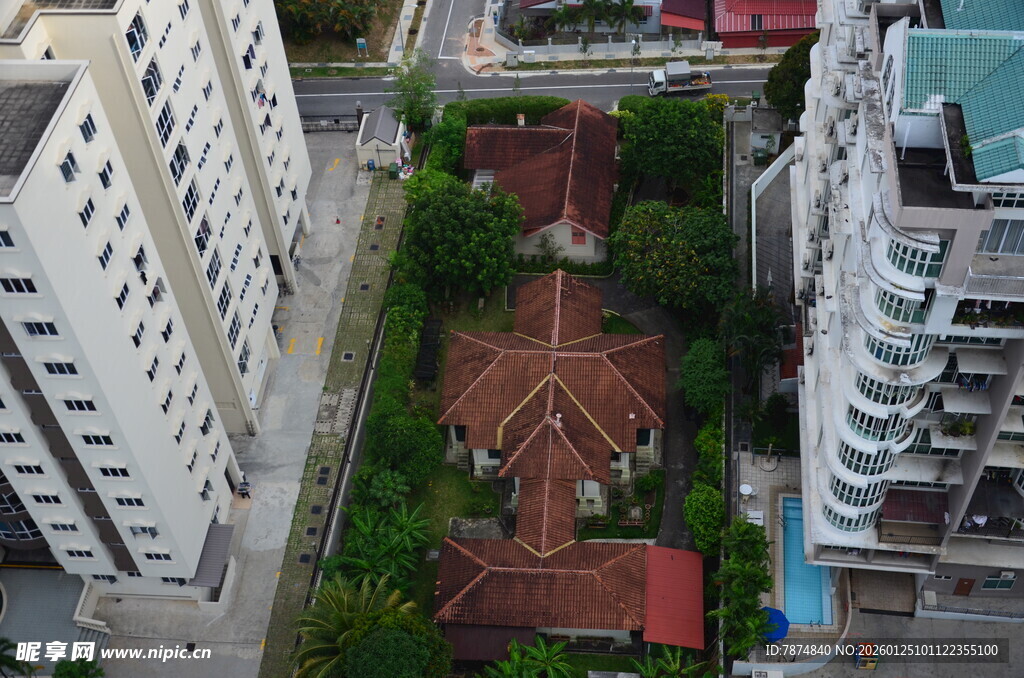 高楼间的古朴建筑