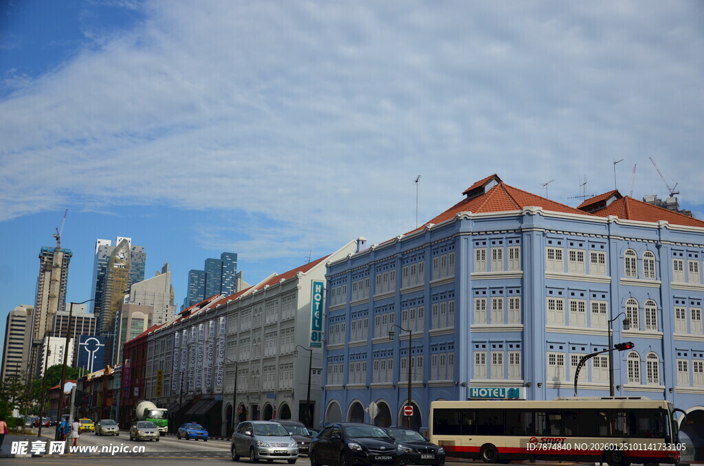 城市街道旁的多彩建筑