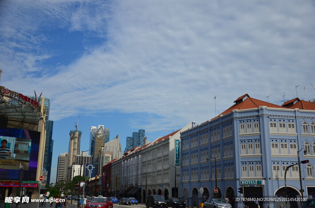 城市街景中的多彩建筑