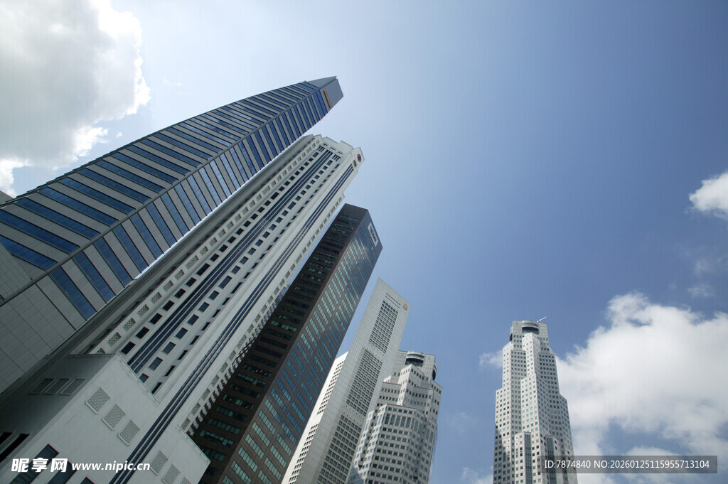 摩天大楼矗立蓝天白云间