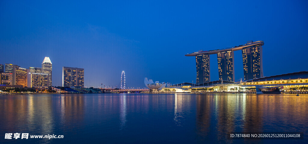 夜幕下的城市滨水景观