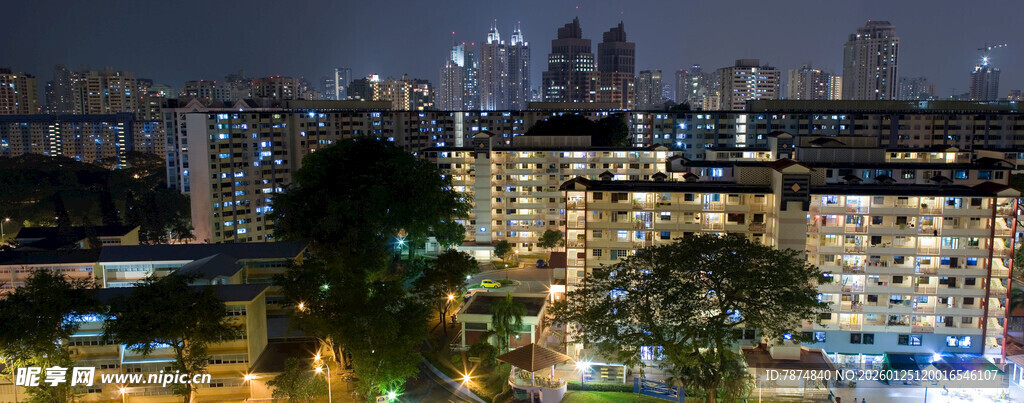 城市夜景中的居民楼