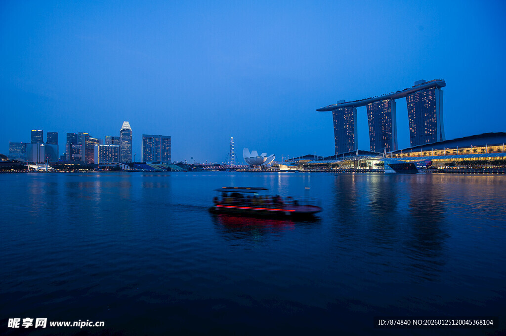 新加坡滨海夜景中的船只
