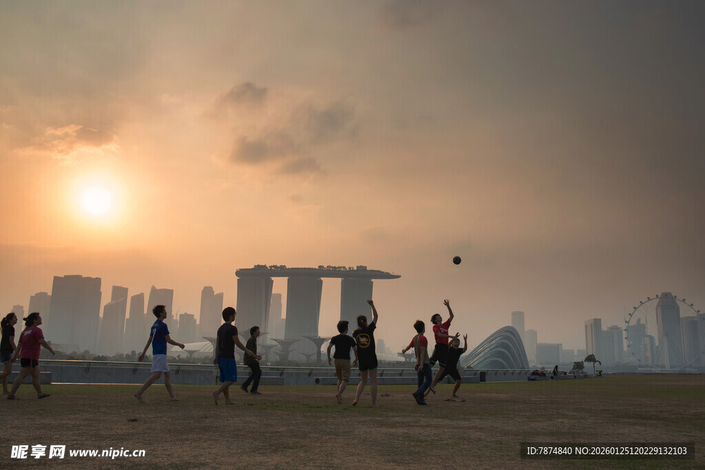 夕阳下城市中漫步的人群