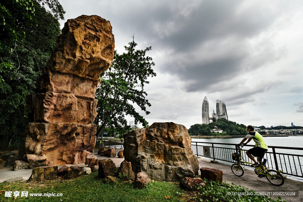 江边奇特岩石景观