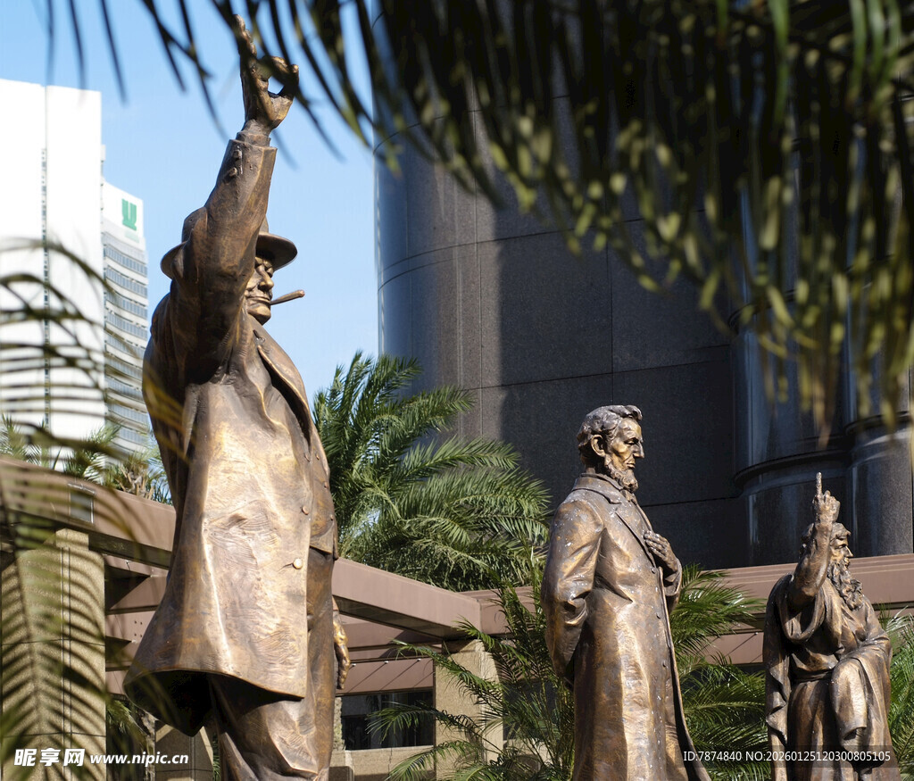 城市中的人物青铜雕塑