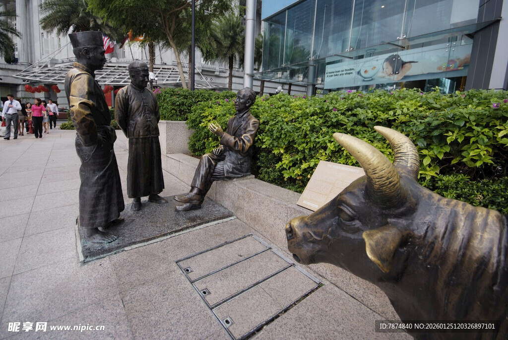 街头铜牛雕塑与行人 新加坡