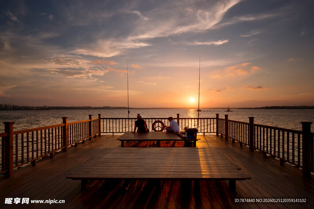 夕阳下海边木栈道 新加坡