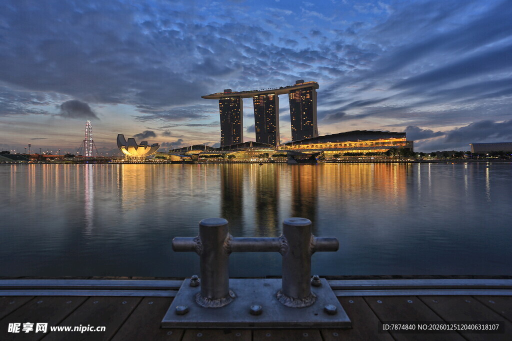 黄昏下的水边城市建筑 新加坡