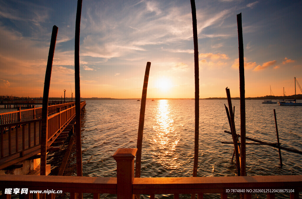海边日落时的木杆与码头 新加坡