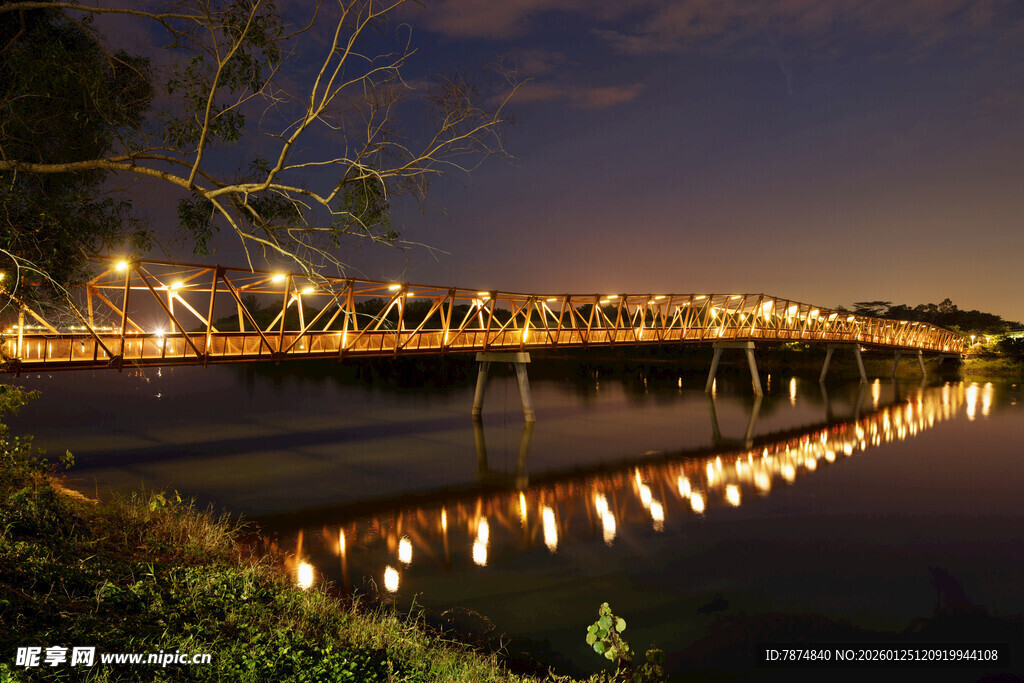 新加坡夜晚河畔桥梁美丽倒影