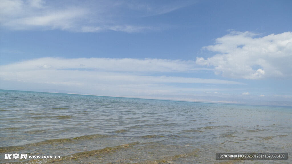 广阔海面与蓝天白云