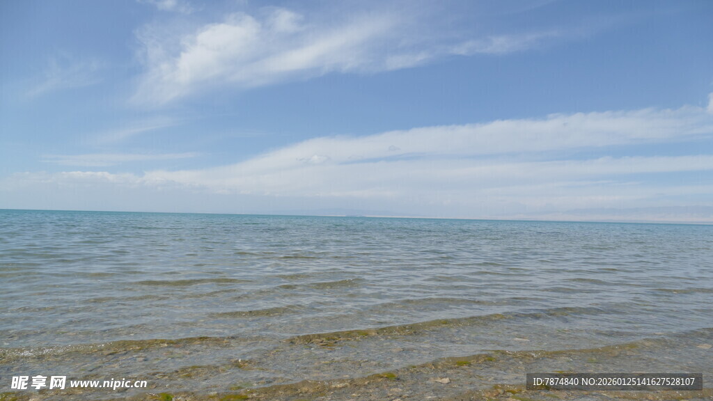 广阔海面与蓝天白云景象
