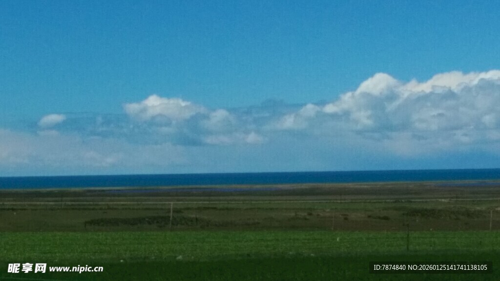 草原蓝天远景风景图
