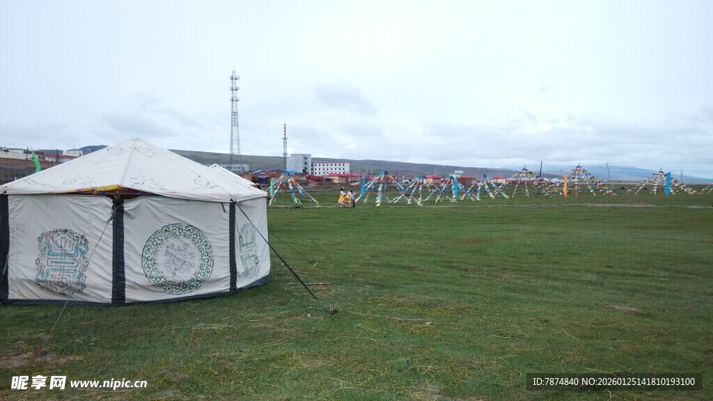 草原上的白色蒙古包