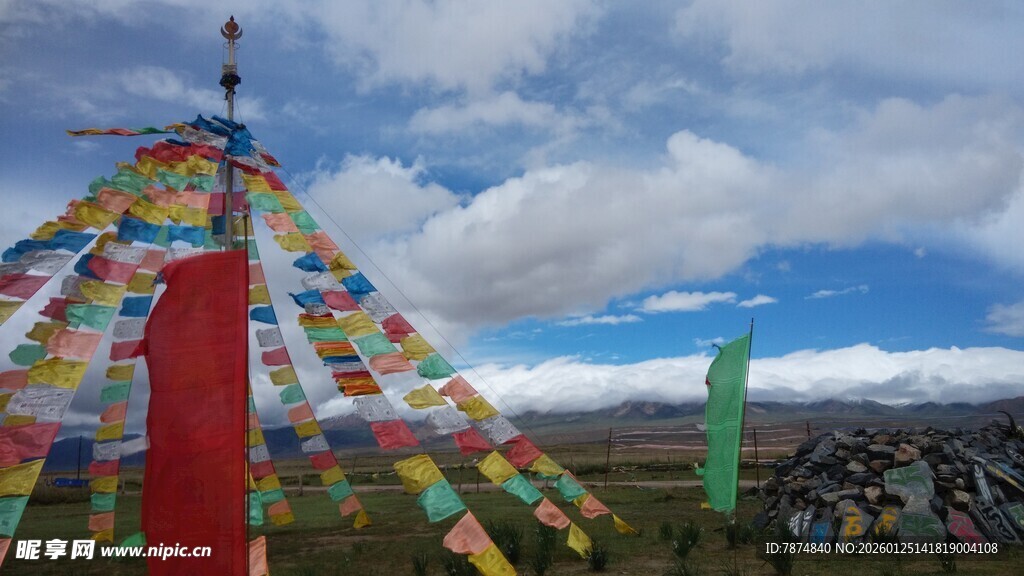 草原上的五彩经幡飘扬