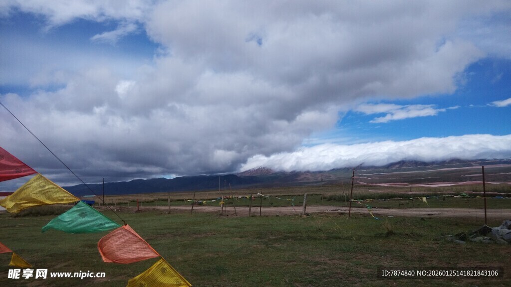 草原上的多彩经幡
