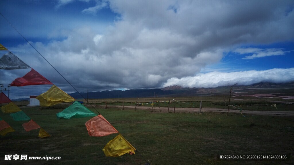 草原上的五彩经幡