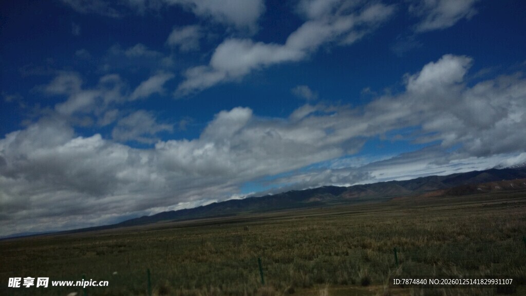 广阔蓝天草原风光