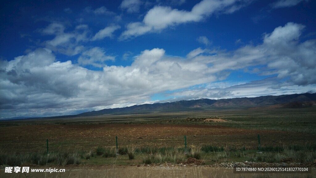 广阔草原上的蓝天白云