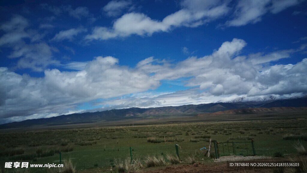 辽阔草原上的蓝天白云