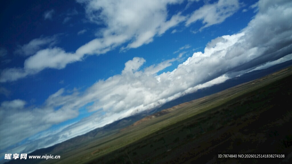 辽阔草原上的蓝天白云