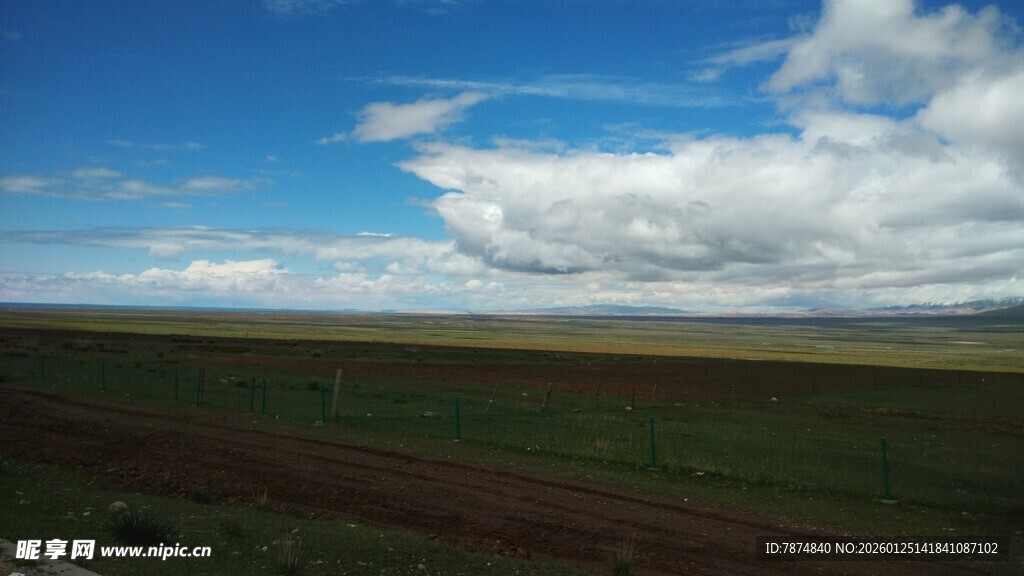 辽阔草原蓝天白云美景