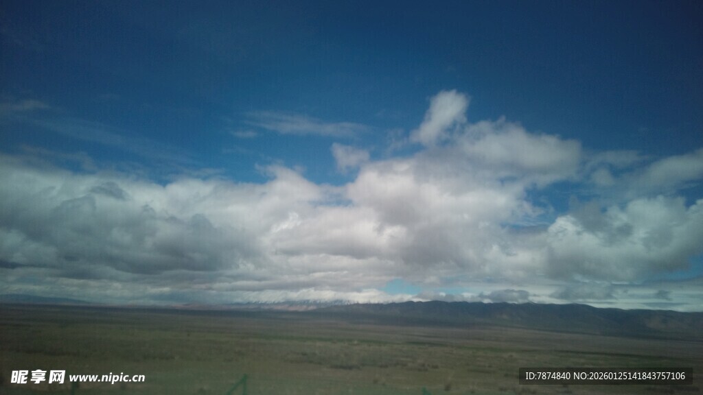 广阔蓝天与白云下的大地