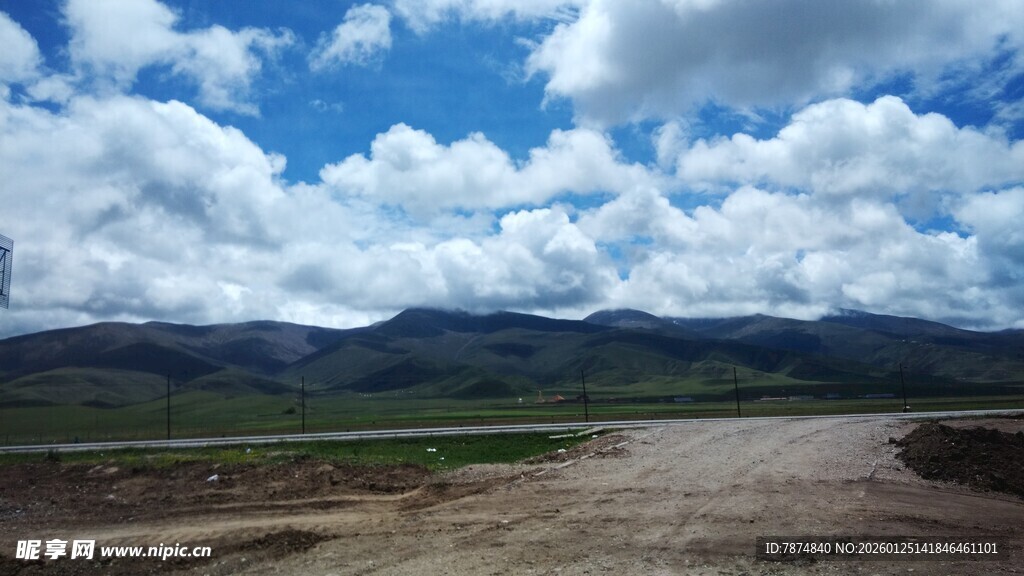 旷野土路 蓝天白云美景