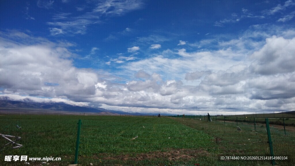 草原蓝天美景