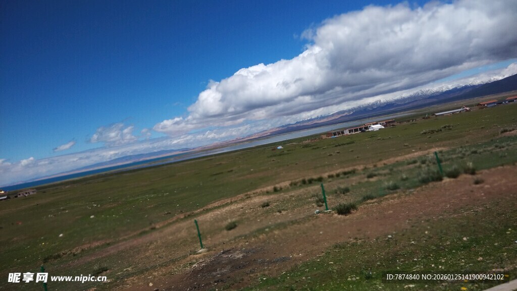 广袤草原蓝天白云风景