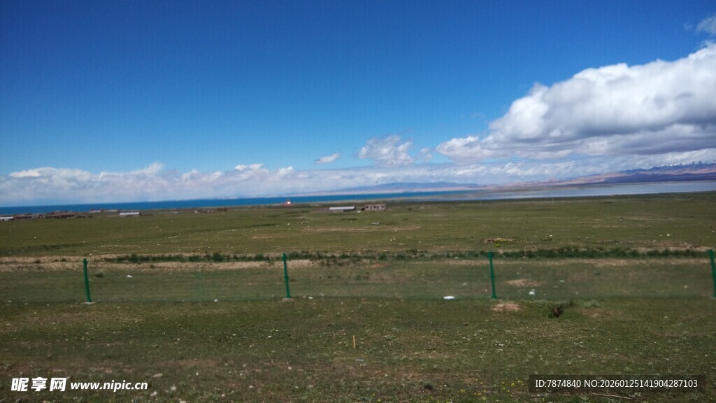 广袤草原上的蓝天与白云