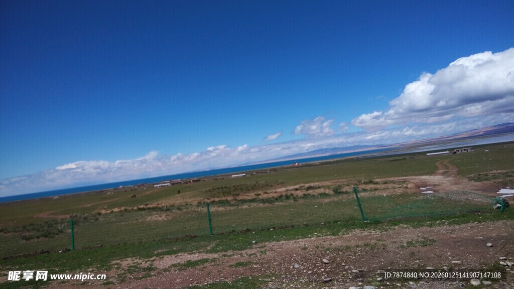 广阔草原上的蓝天与白云