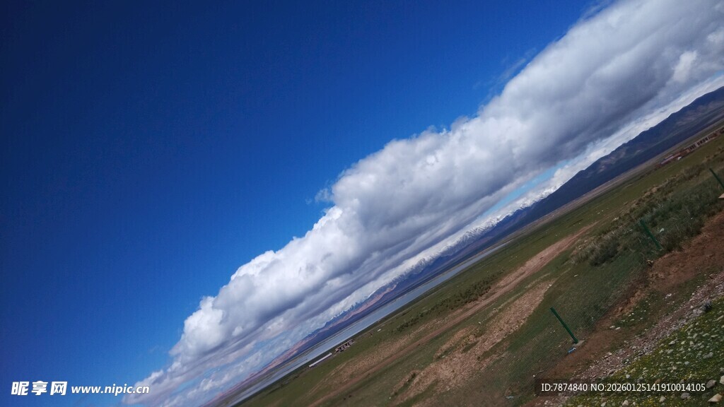 蓝天草原间的云朵景观