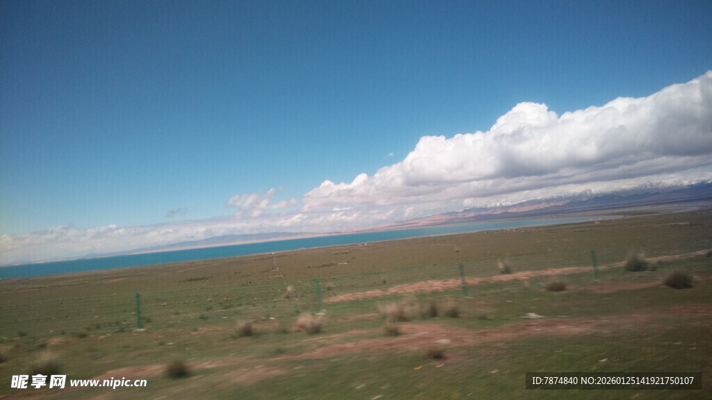 广袤草原上的蓝天白云