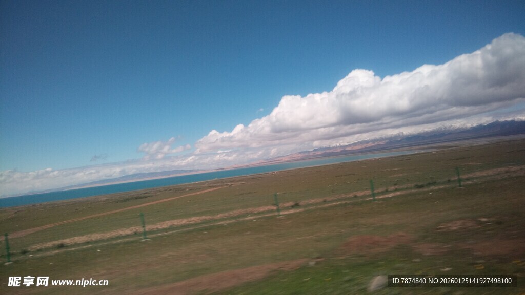 草原上的蓝天白云美景