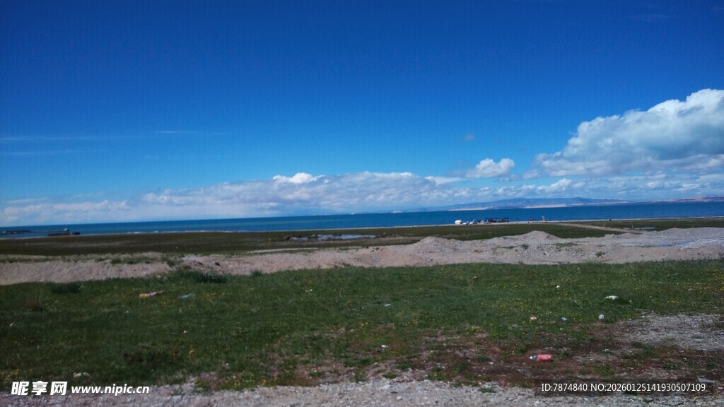 广阔草原与蓝天相接景色