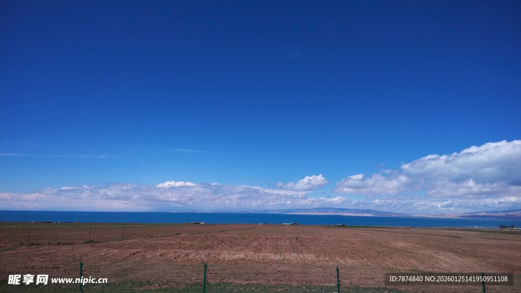广阔蓝天与大地的壮美景观