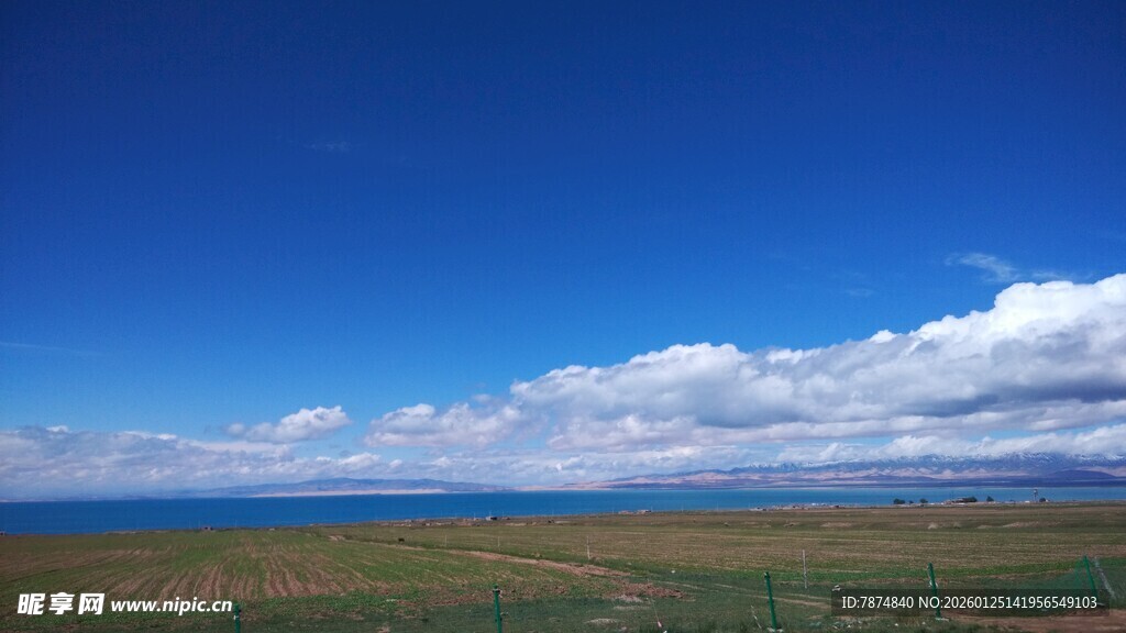 辽阔草原上的蓝天白云