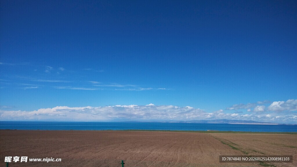 广阔草原与蓝天相接美景