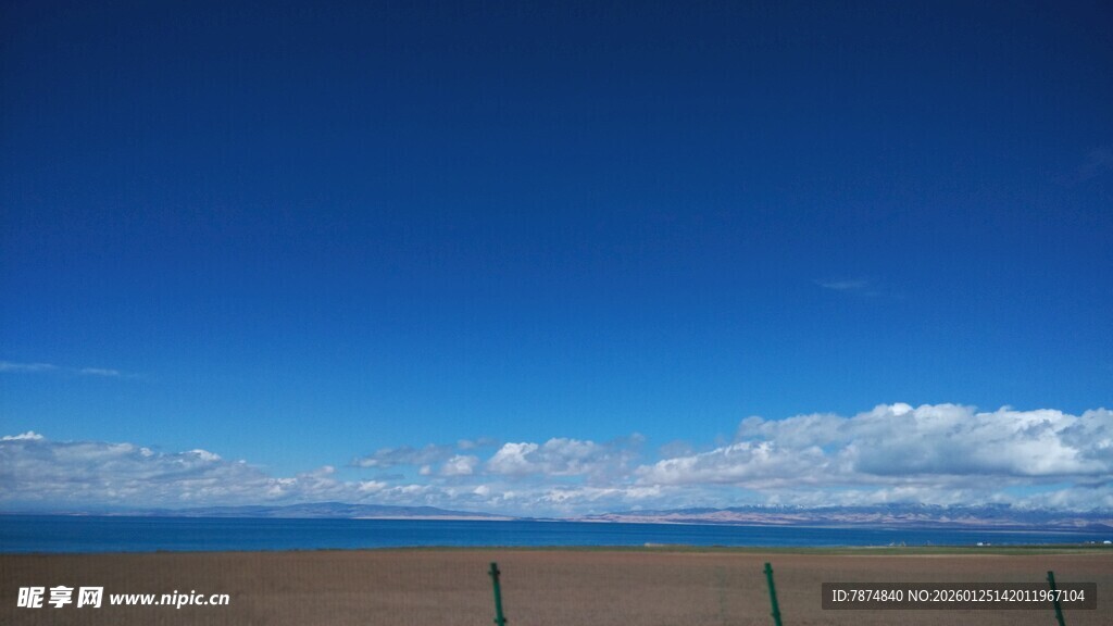 广阔蓝天与草原的美丽景致